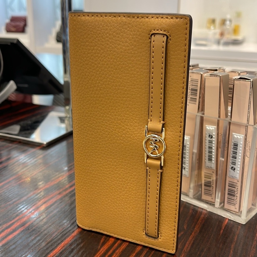 Michael Kors Reed Large Bifold Pebbled Leather Snap Wallet Card Case
Deer
NWT - Picture 15 of 16